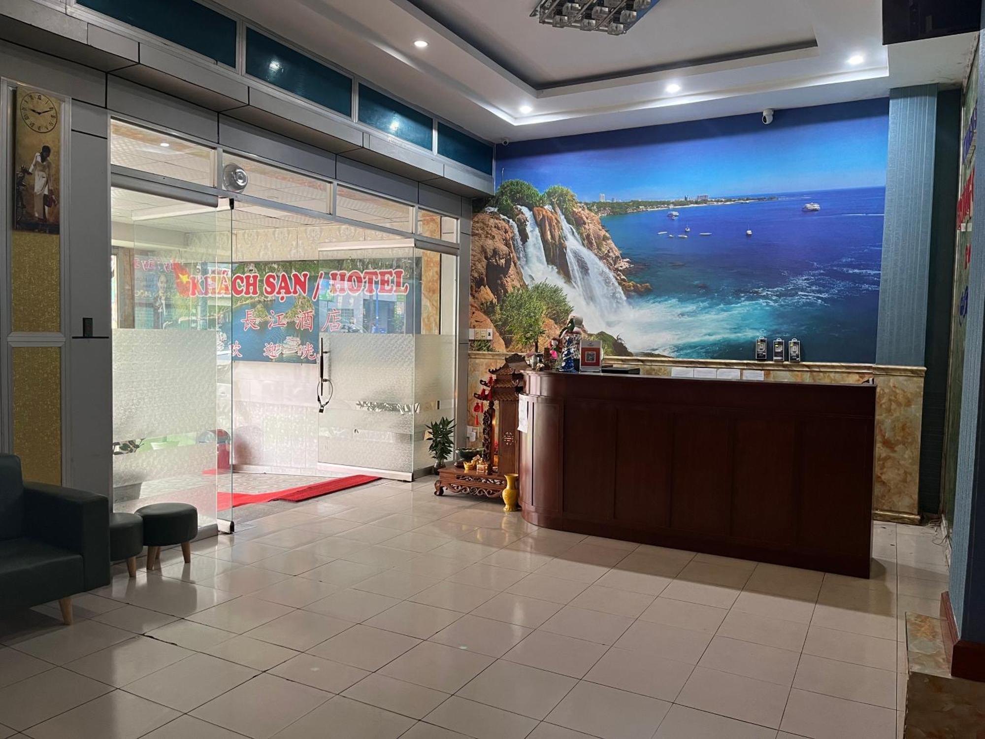 Khach San Truong Giang 长江酒店 Ben Cat エクステリア 写真